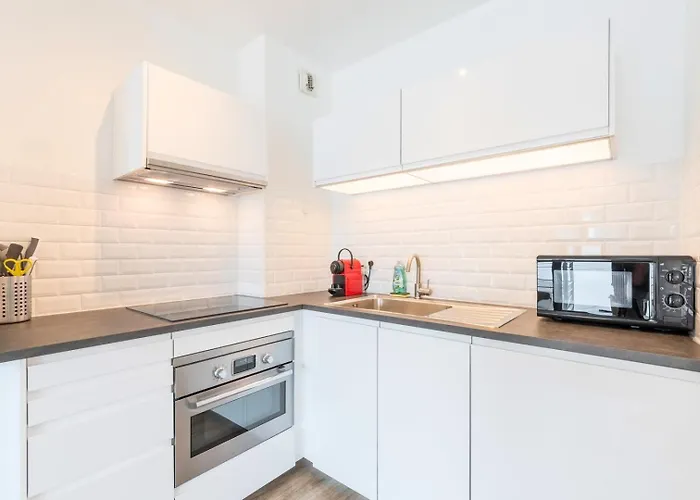 Europe/Flandres Stations Apartment With Balcony!