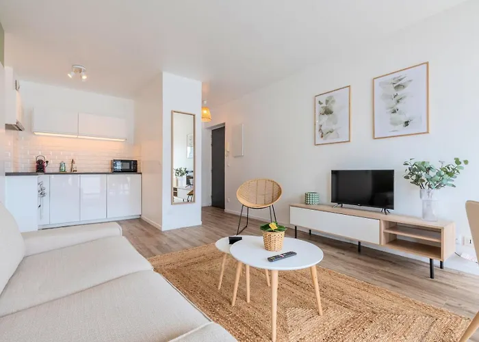 Europe/Flandres Stations Apartment With Balcony!