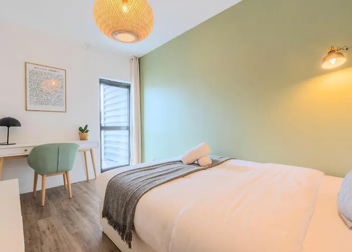 Europe/Flandres Stations Apartment With Balcony!
