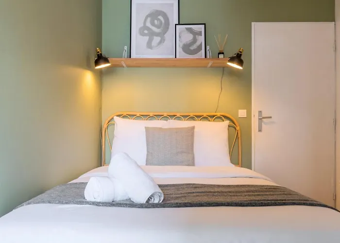 Europe/Flandres Stations Apartment With Balcony!